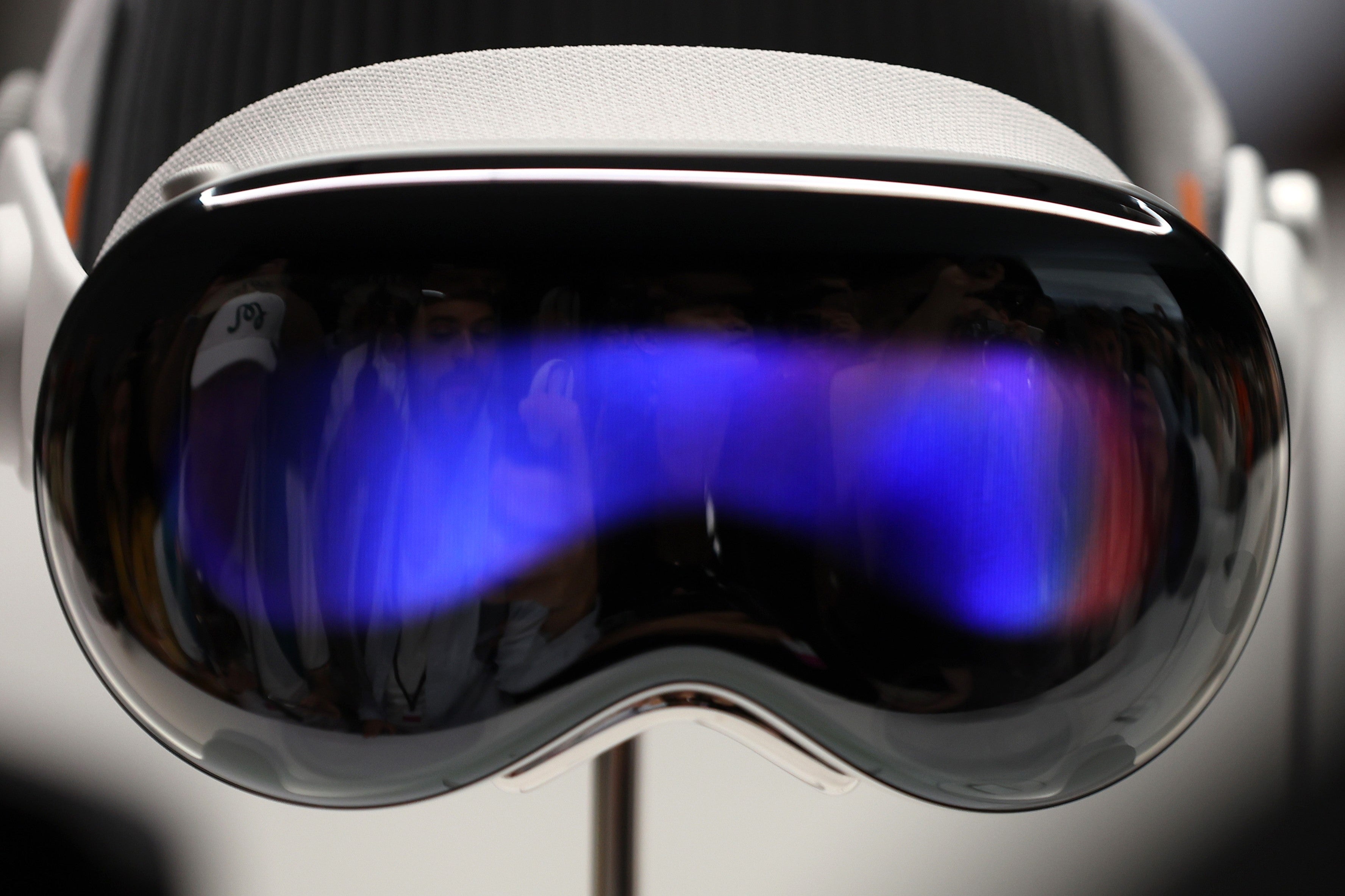 Apple Vision Pro users complain of black eyes | The Independent